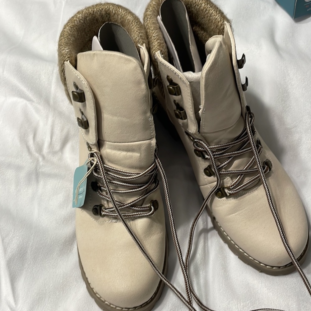 Boots - Picture 2 of 9